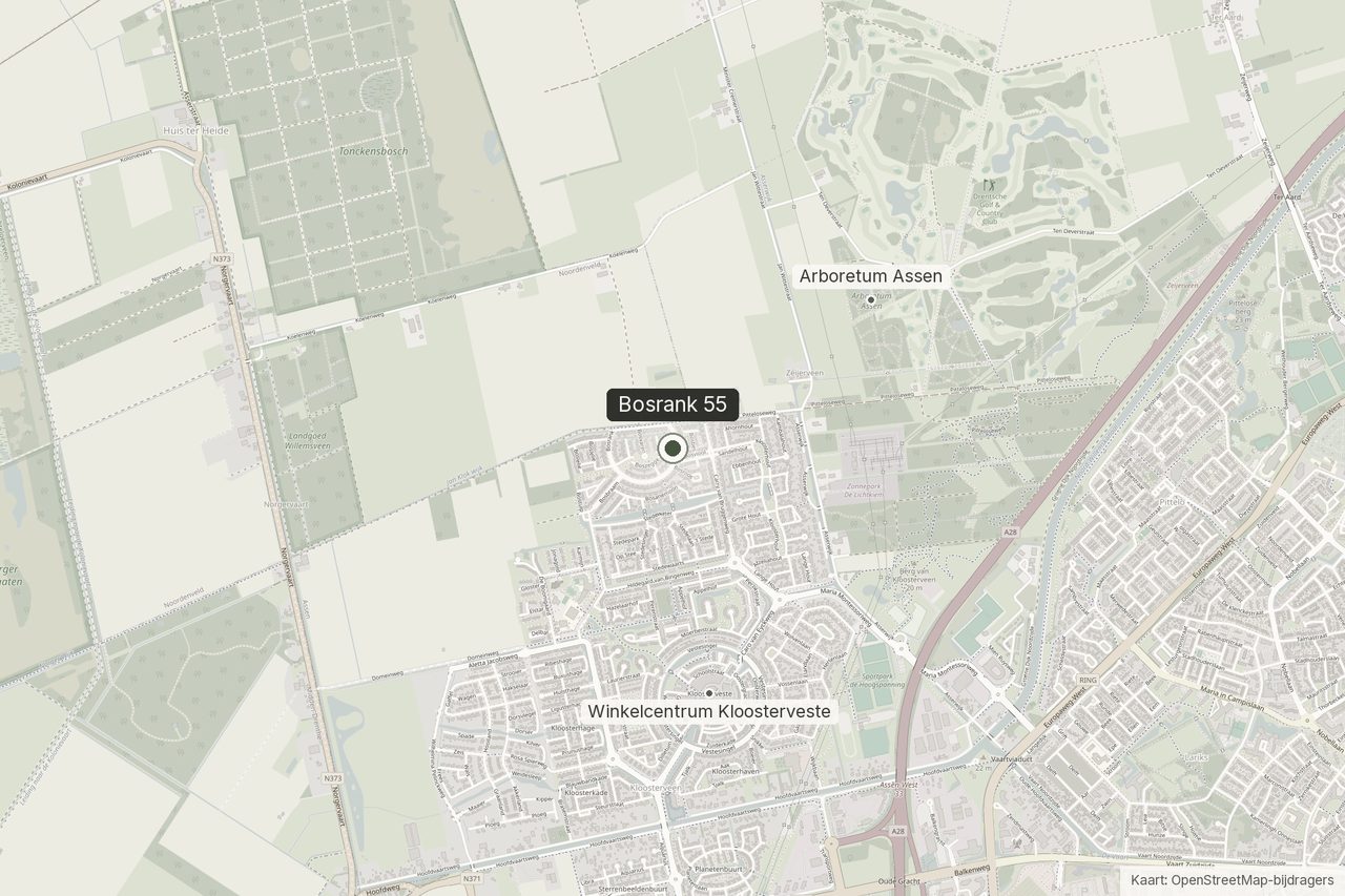 Kaart van Kloosterveen in Assen met de ligging van Bosrank 55, aan de noordrand van de wijk met open land erboven en winkelcentrum Kloosterveste ten zuiden