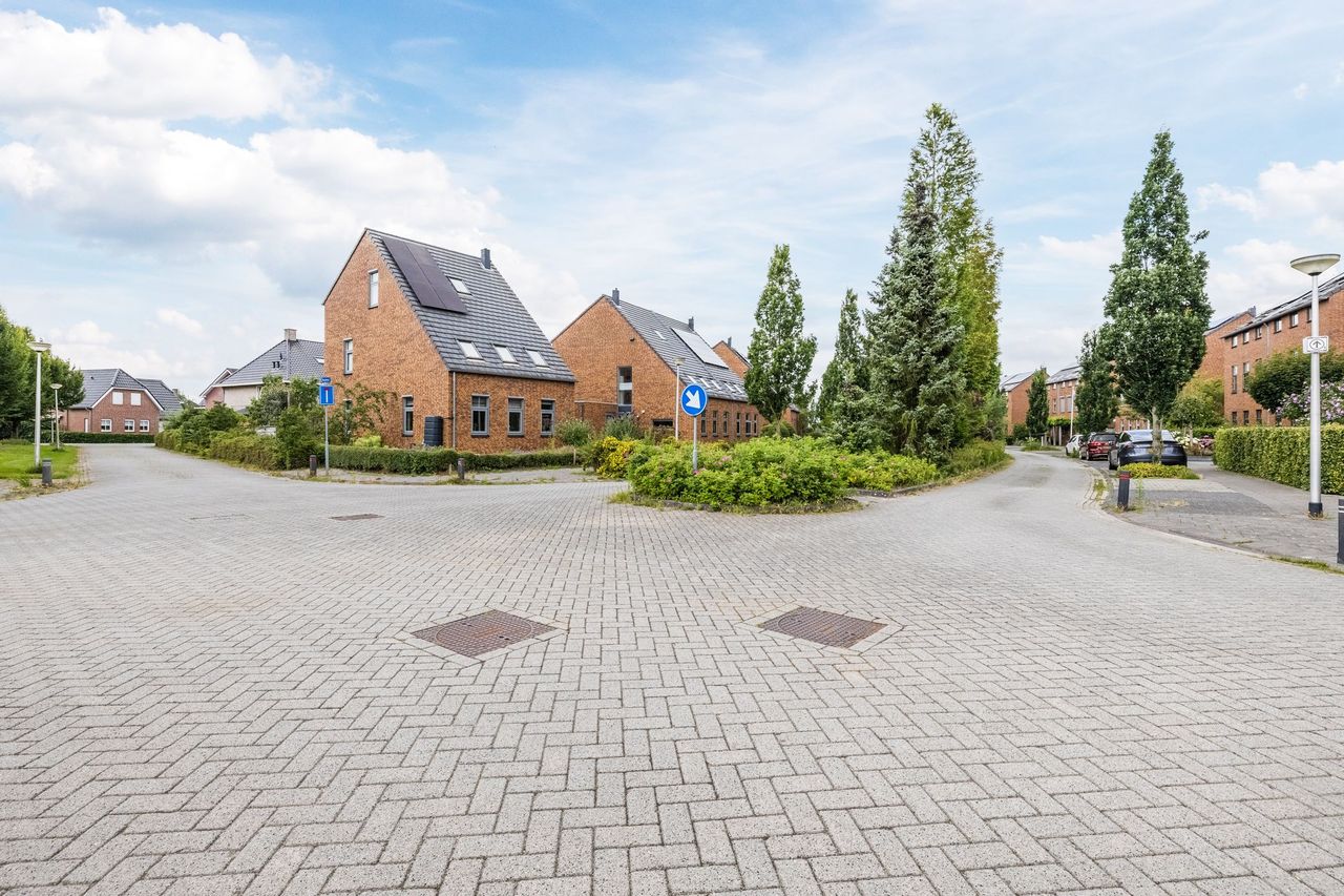 De ruim opgezette buurt in Kloosterveen, met groen tussen de woningen