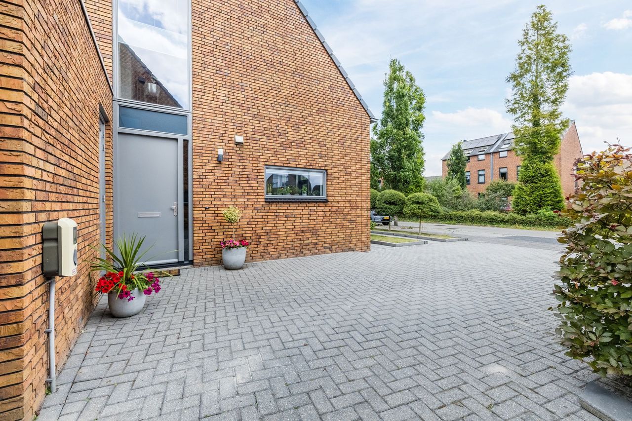De bestrate oprit naast de woning, met plek voor twee auto's