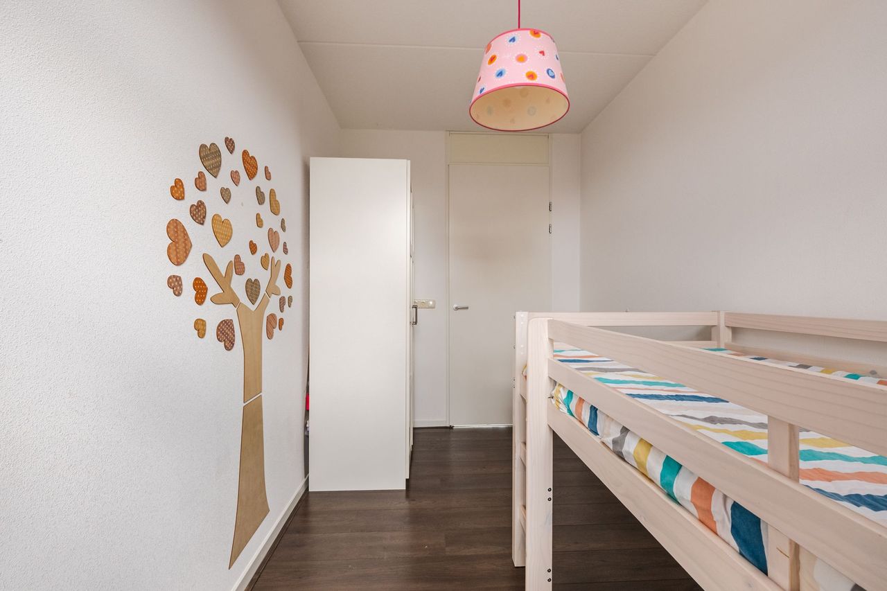 Kinderkamer op de eerste verdieping met halfhoogslaper