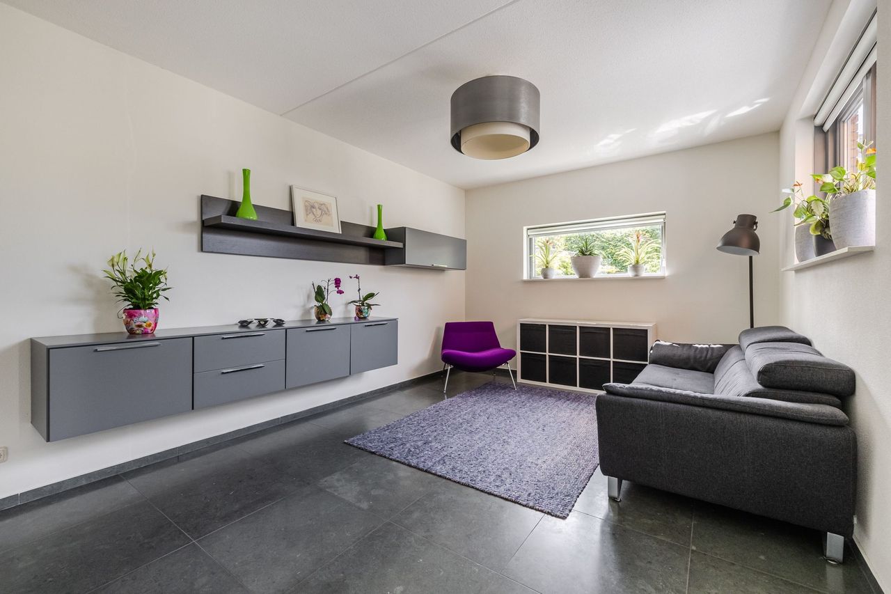 De extra kamer beneden, ruim genoeg om te spelen of te werken