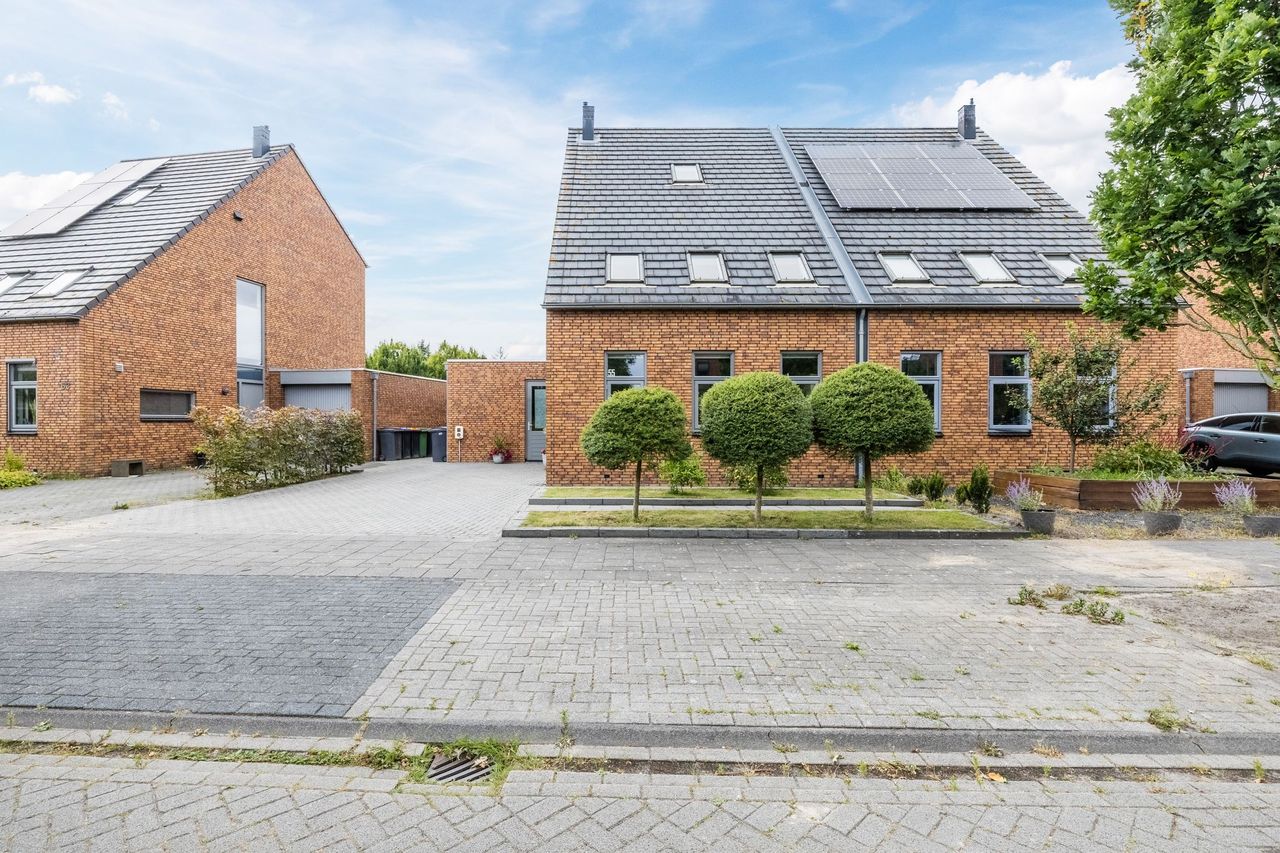 Bosrank 55 gezien vanaf de straat, met bolbomen in de voortuin en zonnepanelen op het dak