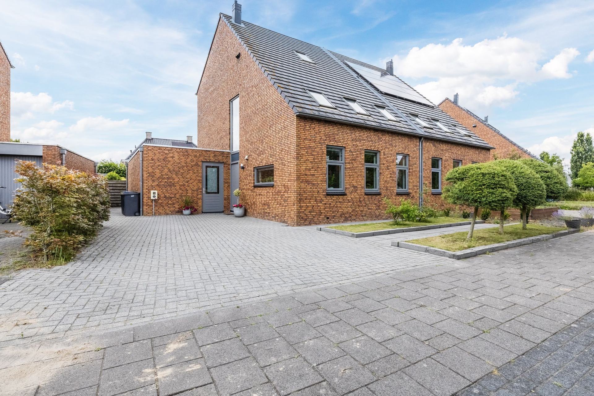 Bosrank 55 vanaf de oprit gezien, met de topgevel en de voortuin